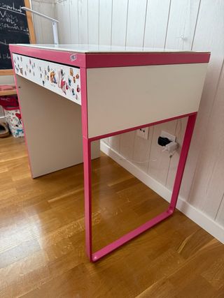 Escritorio MICKE Ikea rosa y blanco