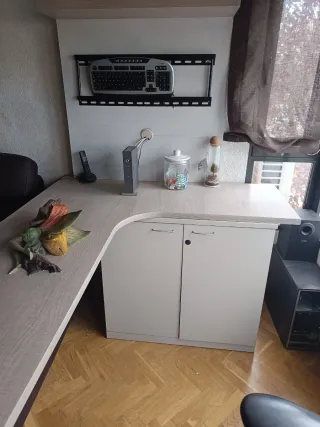 Escritorio moderno madera y metal con panel tele