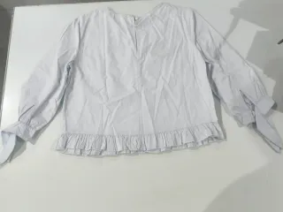 Camisa blanca con parche de abeja