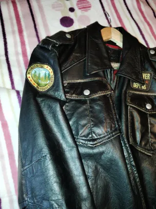 Cazadora de cuero negra y roja