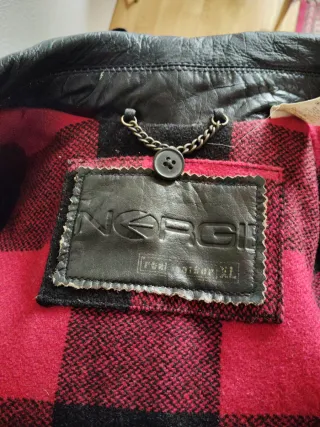 Cazadora de cuero negra y roja