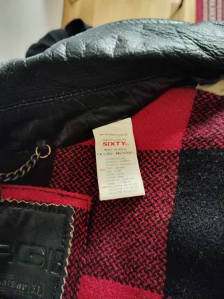 Cazadora de cuero negra y roja