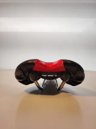 Sillín Fizik Aliante 140mm Negro/Rojo