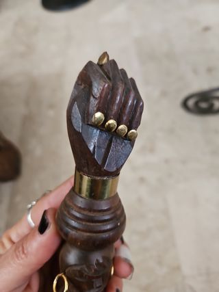 Apribottiglie antico mano figa legno ottone