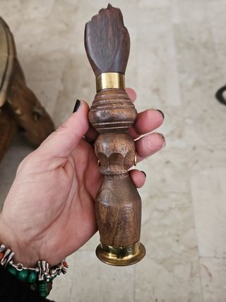 Apribottiglie antico mano figa legno ottone