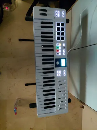 Teclado Arturia Essential 49