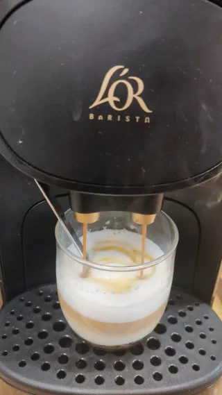 Cafetera Cápsulas L'OR Barista. Negro brillo.