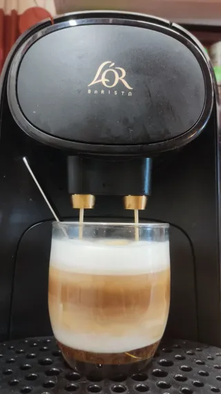 Cafetera Cápsulas L'OR Barista. Negro brillo.
