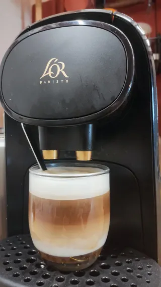 Cafetera Cápsulas L'OR Barista. Negro brillo.