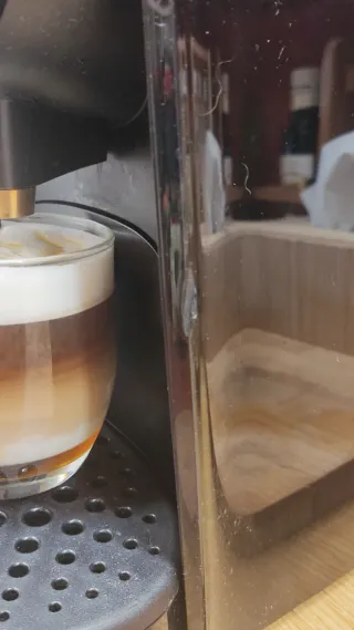 Cafetera Cápsulas L'OR Barista. Negro brillo.