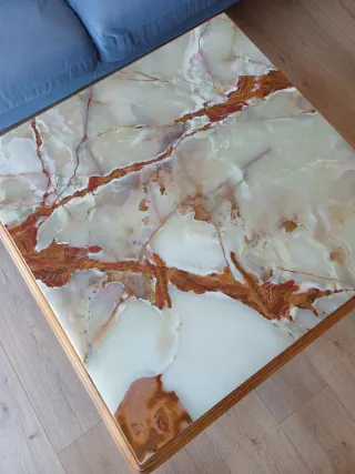 Mesa de mármol y madera. Muy buen estado. Robusta.