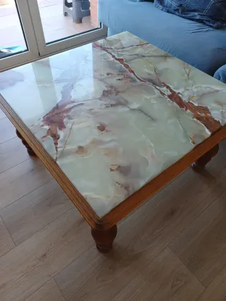 Mesa de mármol y madera. Muy buen estado. Robusta.