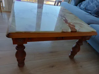 Mesa de mármol y madera. Muy buen estado. Robusta.