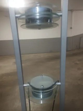 Lámpara de pie moderna. Bombilla led.