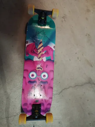 Monopatín con diseño divertido