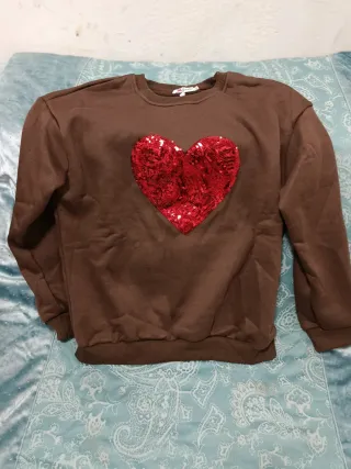 Sudadera marrón con corazón de lentejuelas