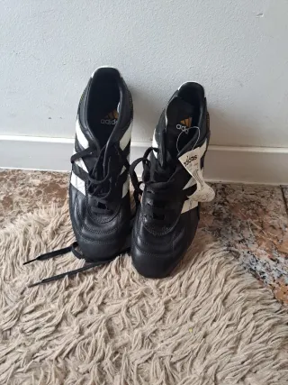 Botas de fútbol Adidas negras y blancas