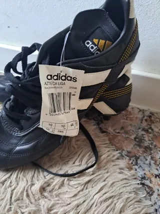 Botas de fútbol Adidas negras y blancas
