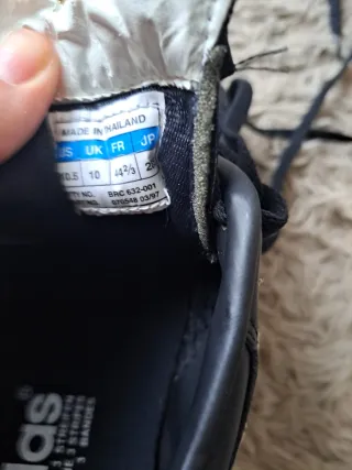 Botas de fútbol Adidas negras y blancas