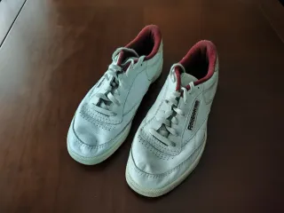 Zapatillas Reebok Club C85 blancas y burdeos