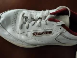 Zapatillas Reebok Club C85 blancas y burdeos
