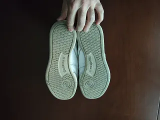 Zapatillas Reebok Club C85 blancas y burdeos