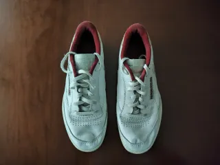 Zapatillas Reebok Club C85 blancas y burdeos