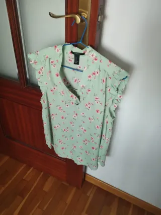 Blusa floral verde y rosa