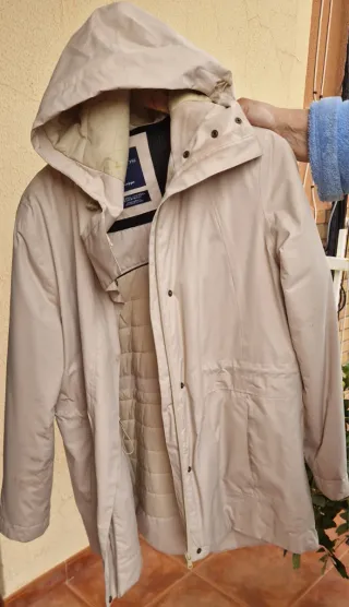 Chaqueta beige con capucha