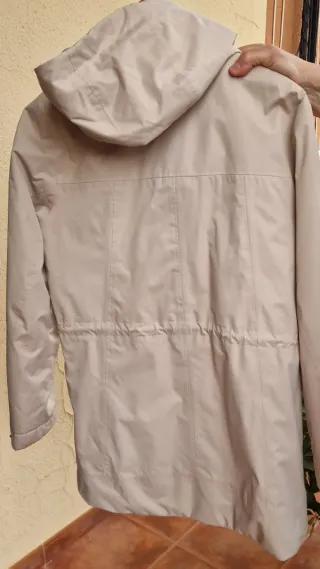 Chaqueta beige con capucha