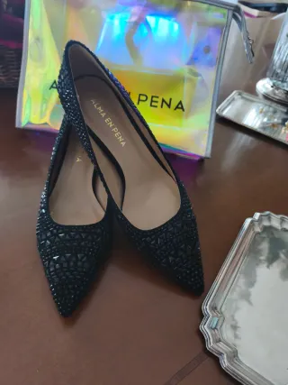Zapatos de tacón negros con pedrería