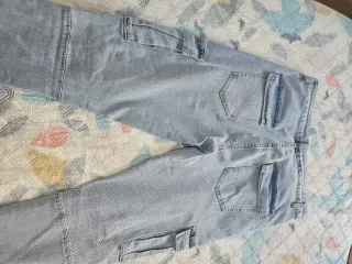 Pantalón tejano cargo azul con bolsillos laterales