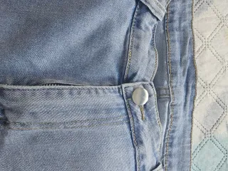 Pantalón tejano cargo azul con bolsillos laterales