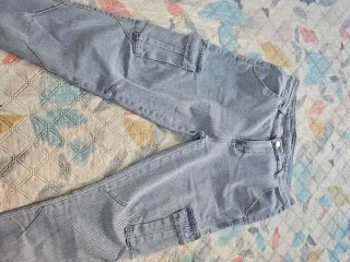 Pantalón tejano cargo azul con bolsillos laterales