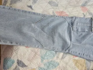 Pantalón tejano cargo azul con bolsillos laterales
