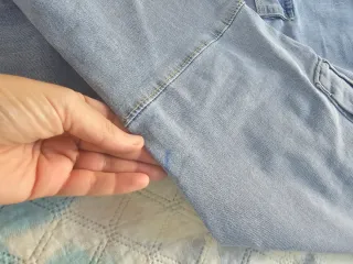 Pantalón tejano cargo azul con bolsillos laterales