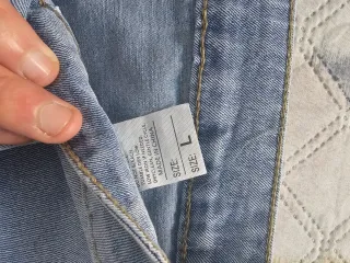 Pantalón tejano cargo azul con bolsillos laterales