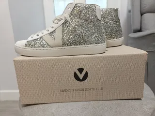 Zapatillas Victoria Plata y Blancas Brillo