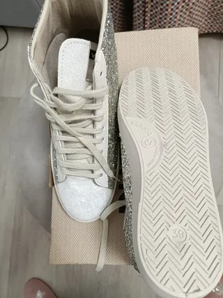 Zapatillas Victoria Plata y Blancas Brillo