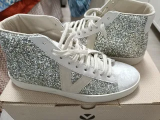 Zapatillas Victoria Plata y Blancas Brillo