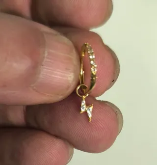 Pendiente aro oro con colgante rayo