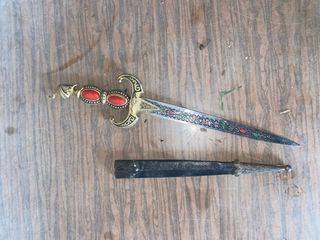 Abrecartas decorativo con piedras rojas