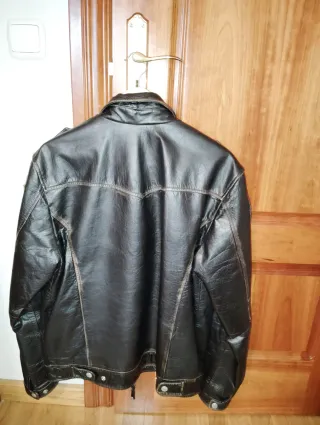 Cazadora de cuero marrón y negra