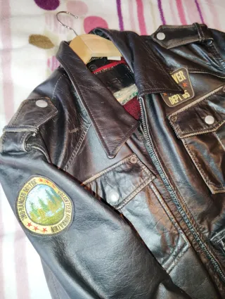 Cazadora de cuero marrón y negra