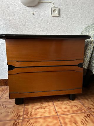 Cómoda 4 cajones con espejo y mesitas .