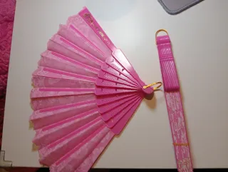 Dos abanicos color rosa con detalles dorados