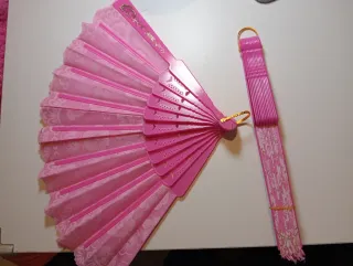 Dos abanicos color rosa con detalles dorados