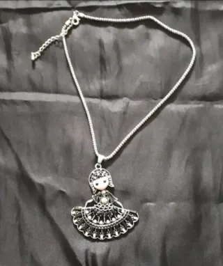 Colgante muñeca bailarina articulada. Plata/Negro