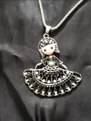 Colgante muñeca bailarina articulada. Plata/Negro