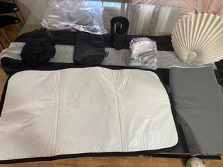 Carrito de bebé blanco con detalles negros dorados